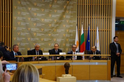 Президентът на Република България подари скулптура на изобретателя на компютъра Джон Атанасов за новосъздаващата се Алея на науката в Университета на Кипър